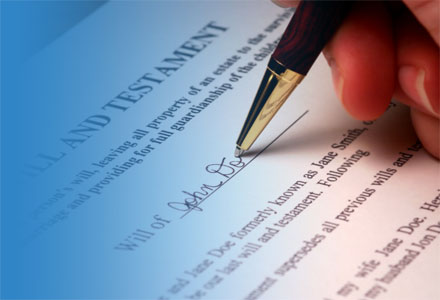 A person signing their Will by hand